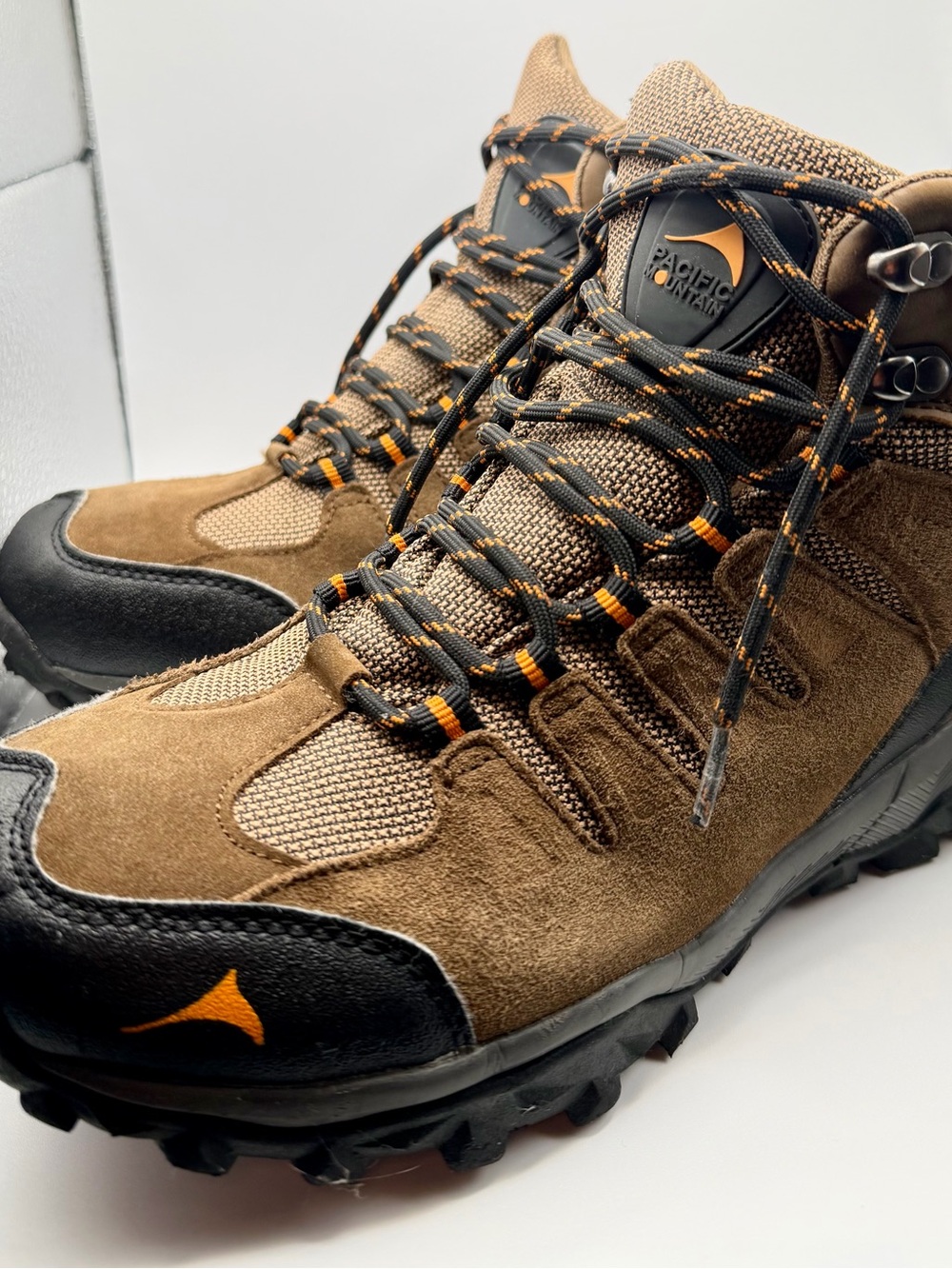 Pacific Mountain Men's Brown Suede Trail Boots size 8 waterproof